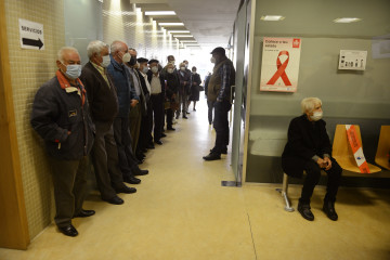 Archivo - Una fila de ancianos espera en el interior de un Centro de Salud para recibir la vacuna contra la gripe, a 25 de octubre de 2021, en Ourense, Galicia, (España). El Servizo Galego de Saúde