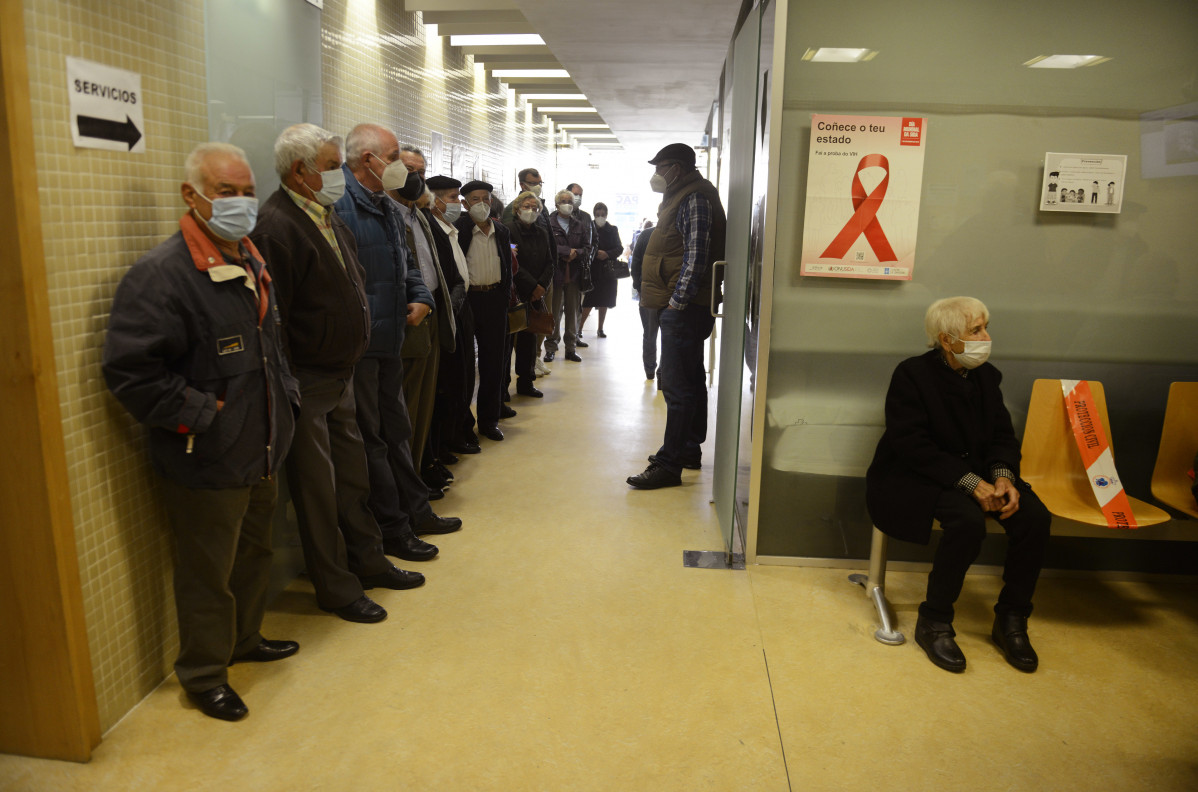 Archivo - Una fila de ancianos espera en el interior de un Centro de Salud para recibir la vacuna contra la gripe, a 25 de octubre de 2021, en Ourense, Galicia, (España). El Servizo Galego de Saúde 