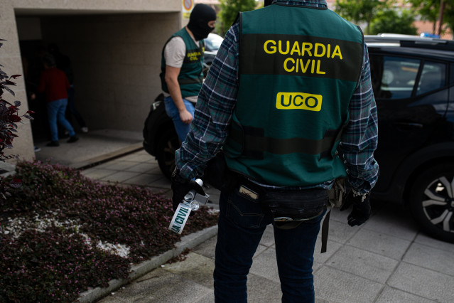 Archivo - Agente de la UCO de la Guardia Civil en un operativo en Pontevedra