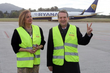 El alcalde de Vigo, Abel Caballero, y la primera teniente de alcalde, Carmela Silva, en el aeropuerto de Peinador, frente a un avión de Ryanair.