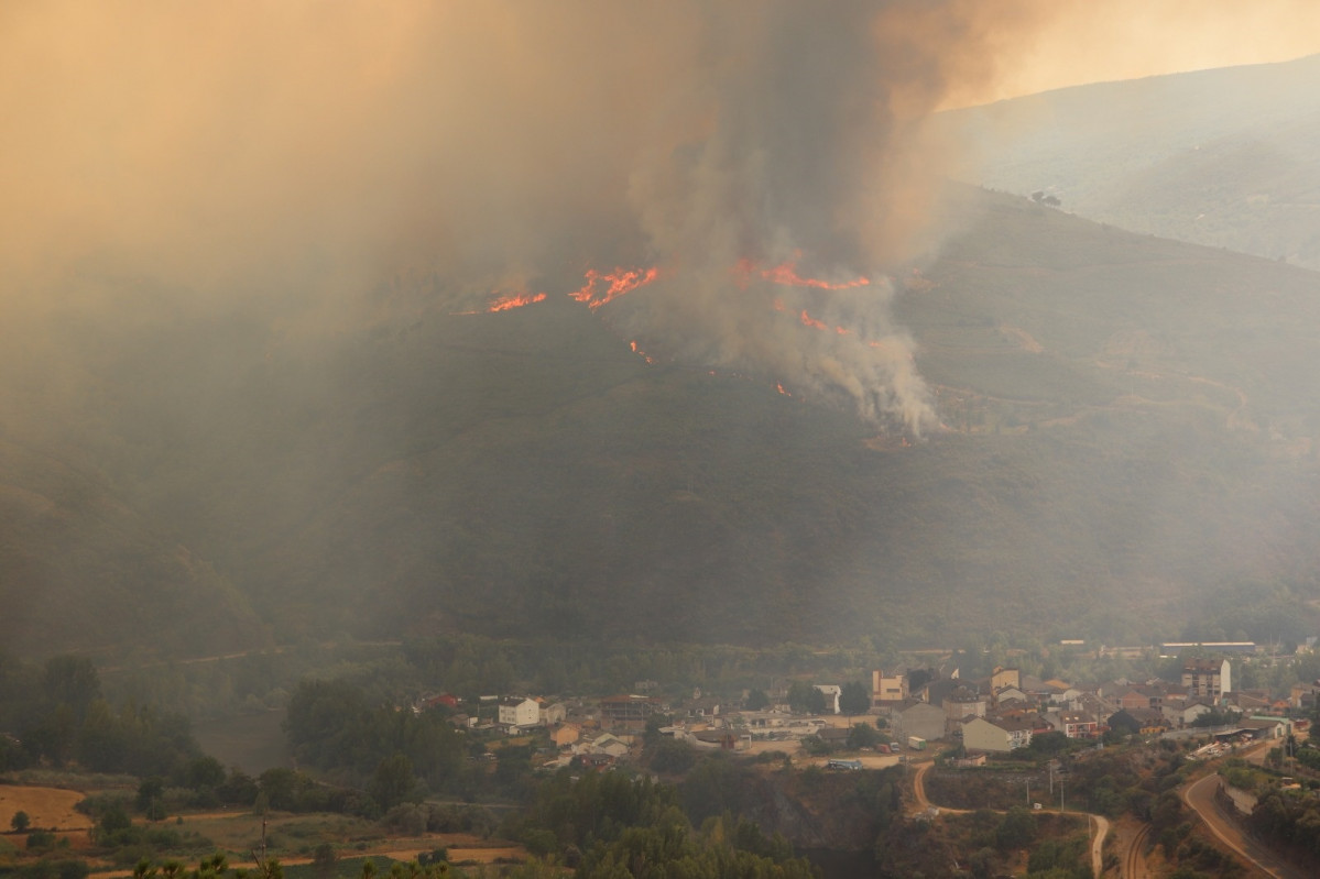 Archivo - El incendio de Carballeda de Valdeorras entra en el municipio de O Barco de Valdeorras.