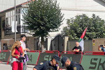 Dos agentes de la Policía Nacional detienen a un hombre durante las  protestas propalestinas en la Vuelta, a 7 de septiembre de 2025, en Monforte, Lugo, Galicia (España).
