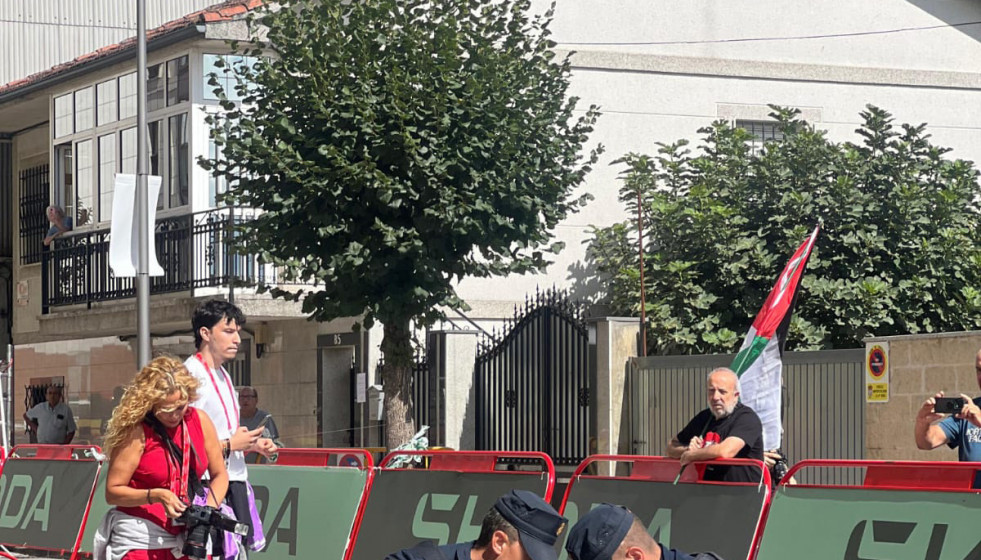 Dos agentes de la Policía Nacional detienen a un hombre durante las  protestas propalestinas en la Vuelta, a 7 de septiembre de 2025, en Monforte, Lugo, Galicia (España).