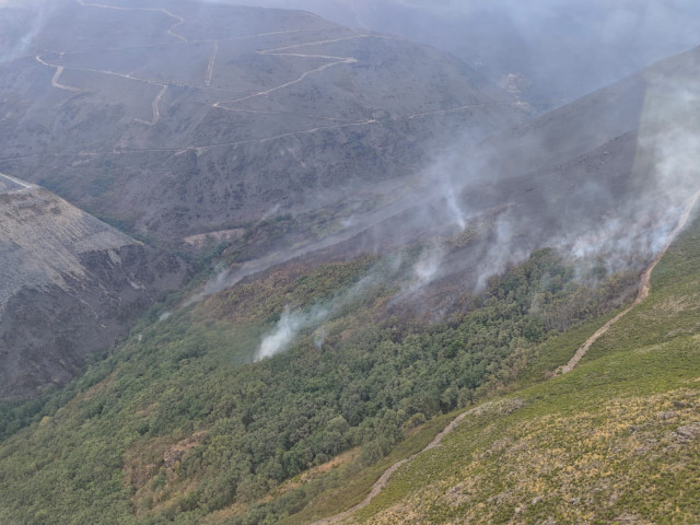 Incendio en Carballeda de Valdeorras, en la parroquia de Casaio, a 7 de septiembre de 2025.