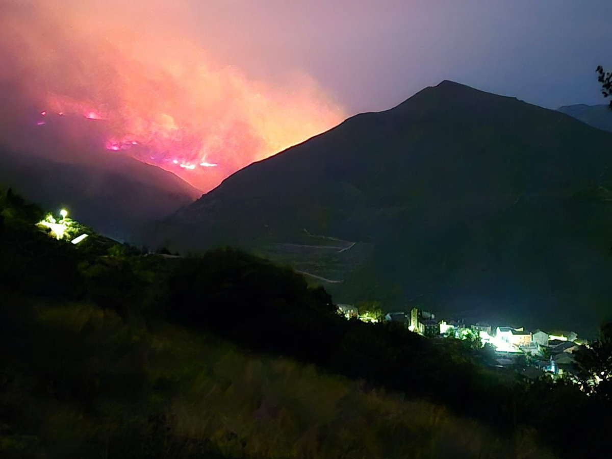 Incendio en Casaio en una imagen publicada por Incendios Galicia Twitter