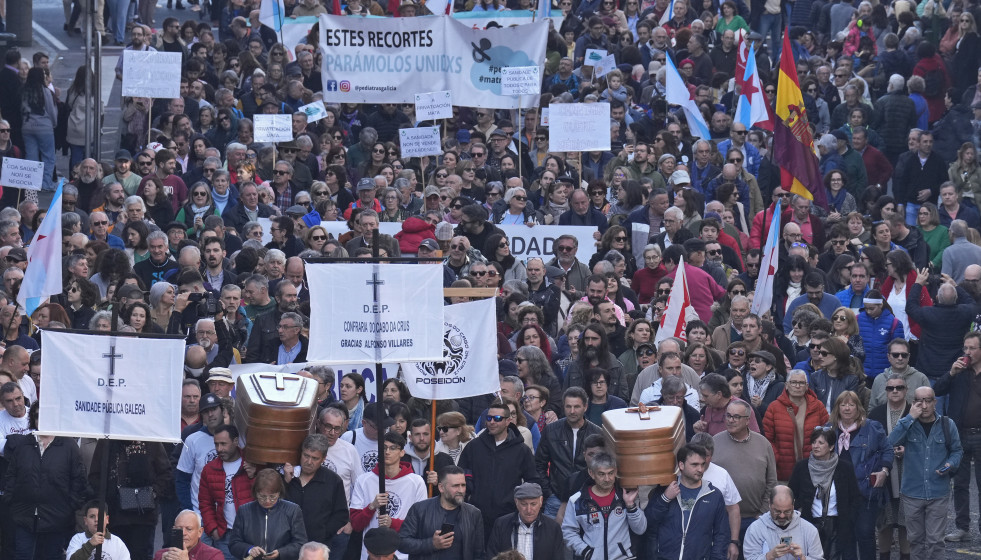Archivo - Cientos de personas durante una manifestación en defensa de la sanidad pública, en el parque de la Alameda, a 4 de febrero de 2024, en Santiago de Compostela, A Coruña, Galicia (España).