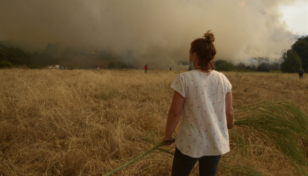 Vecinos y vecinas de Vilela mientras se acercan las llamas a la localidad, a 15 de agosto de 2025, en Vilela, Cualedro, Monterrei, Ourense, Galicia (España). Galicia ha activado nuevamente el sistema