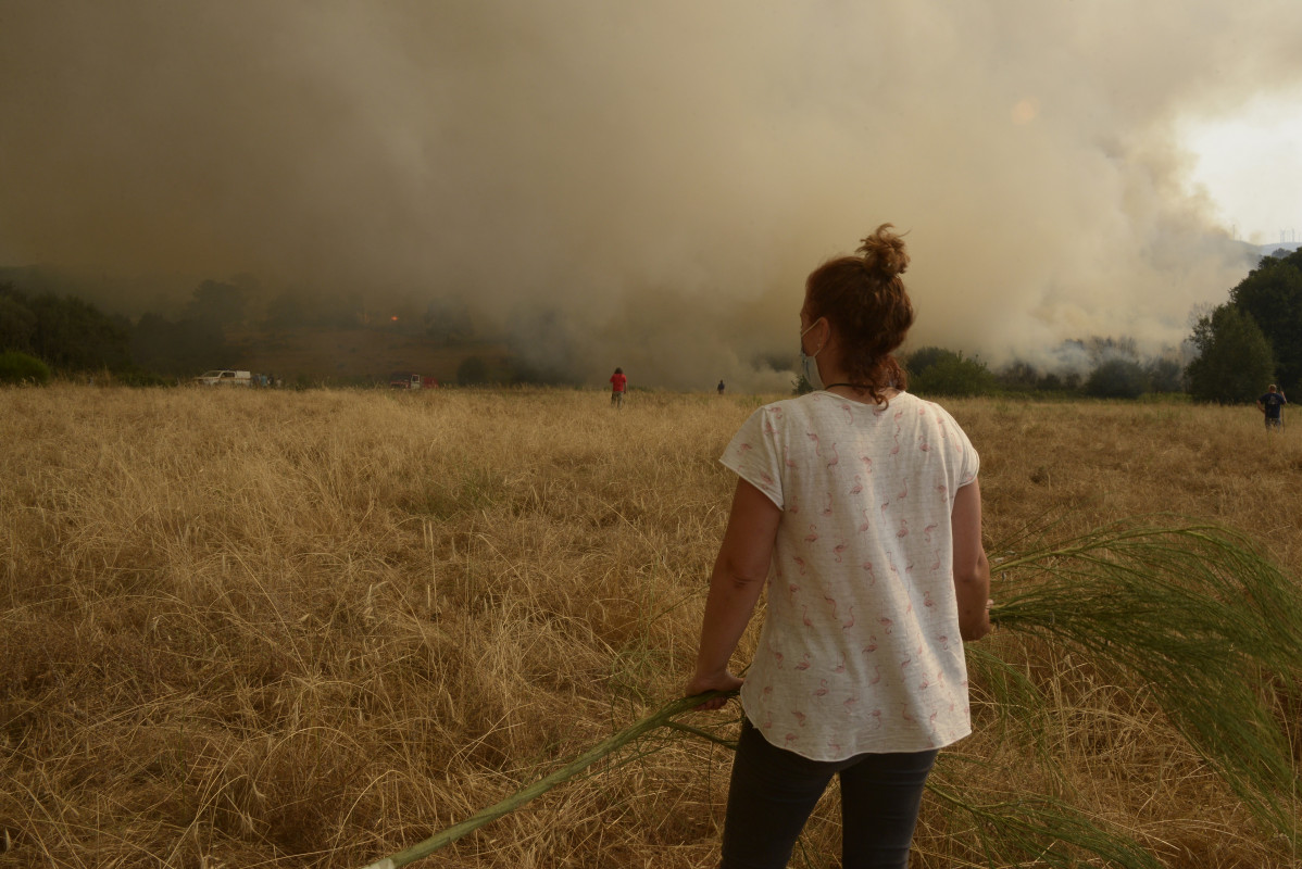 Vecinos y vecinas de Vilela mientras se acercan las llamas a la localidad, a 15 de agosto de 2025, en Vilela, Cualedro, Monterrei, Ourense, Galicia (España). Galicia ha activado nuevamente el sistema
