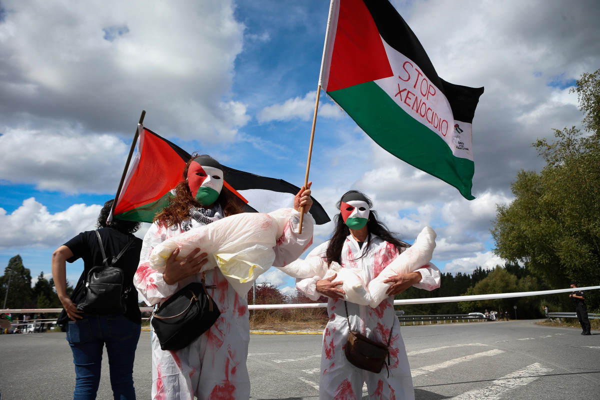 Activistas propalestinos intentan cortar la carretera durante la 15ª etapa de la Vuelta Ciclista a España, a 7 de septiembre de 2025, en O Corgo, Lugo, Galicia (España).