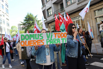 Cartel contra Domus Vi en la manifestación de trabajadoras de residencias en una foto de CIG