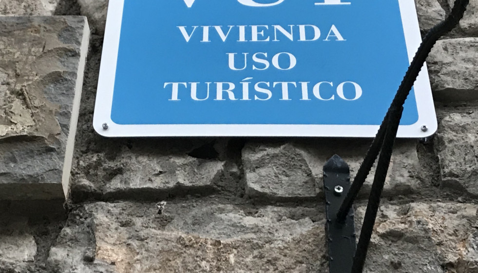 Archivo - Cartel de Vivienda de Uso Turístico (VUT)