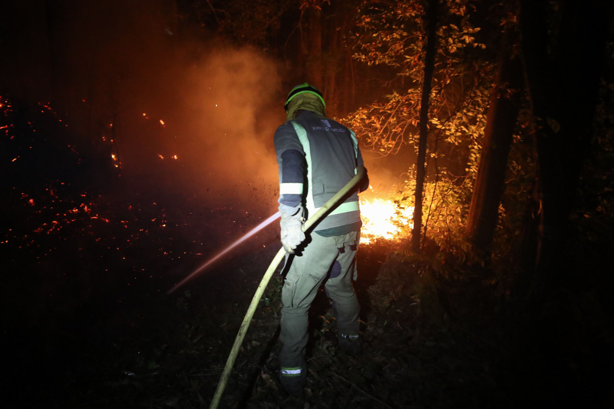Un bomberos en las labores de extinción de un incendio en Barreiros, a 14 de septiembre de 2024, en Barreiros, Lugo, Galicia (España). Cinco brigadistas han resultado heridos cuando participaban en 