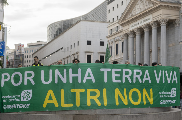 Archivo - Decenas de personas tras una pancarta en una concentración contra la multinacional Altri, convocada por la plataforma Ulloa Viva, Ecologistas en Acción y Greenpeace, frente al Congreso de los Diputados, a 8 de mayo de 2025, en Madrid (España).