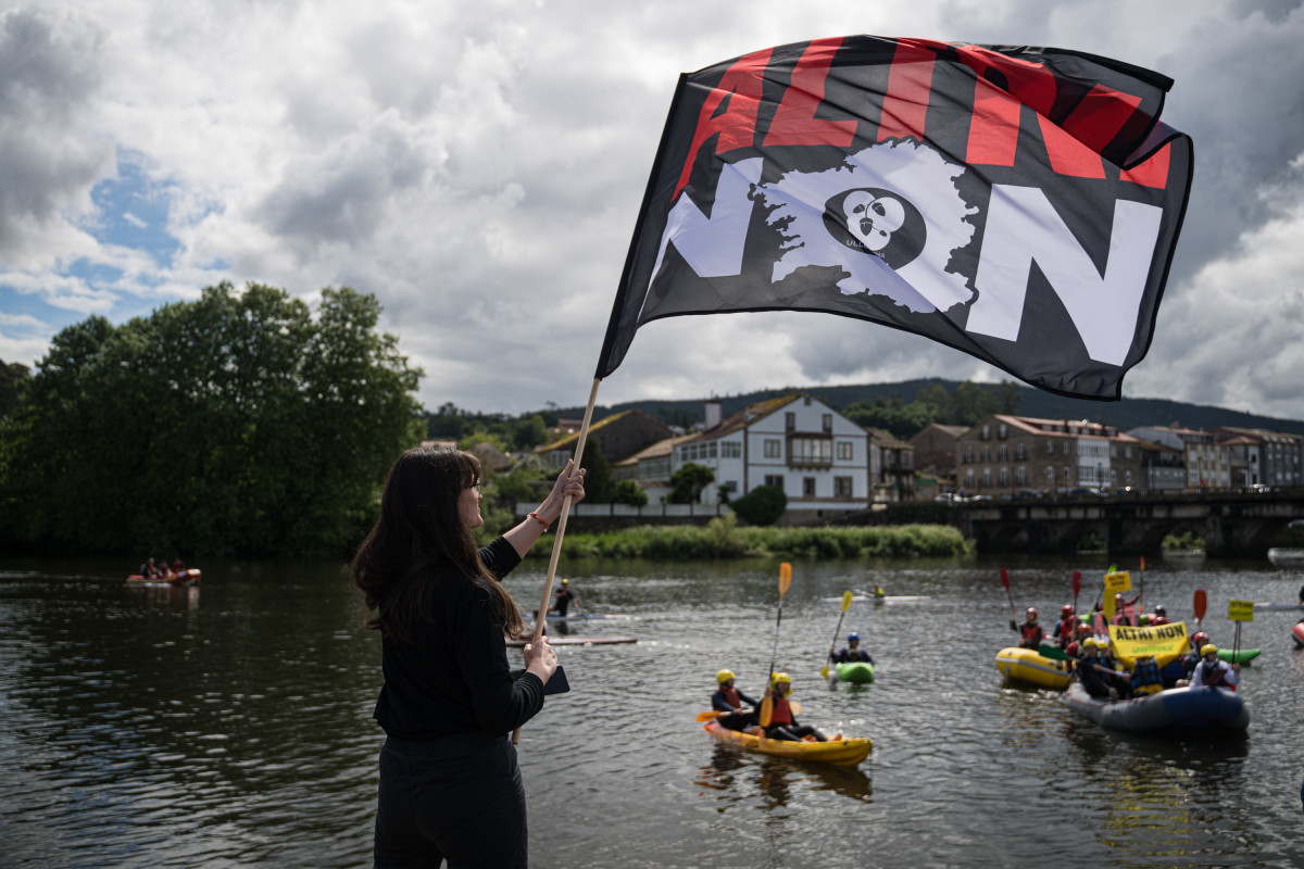 Archivo - Manifestantes de la plataforma Ulloa Viva durante el descenso en balsas el río Ulla por la protesta contra la fábrica de celulosa Altri. Foto de archivo.