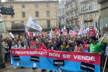 Archivo - Inicio de la manifestación de profesorado convocada por los sindicatos CIG, STEG y CSIF. Praza de Cervantes. Santiago de Compostela.