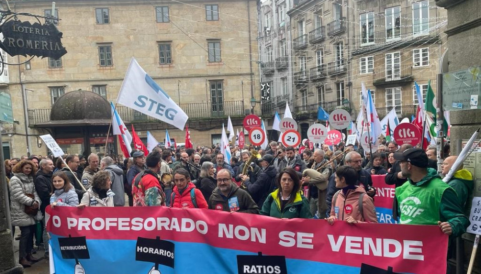 Archivo - Inicio de la manifestación de profesorado convocada por los sindicatos CIG, STEG y CSIF. Praza de Cervantes. Santiago de Compostela.
