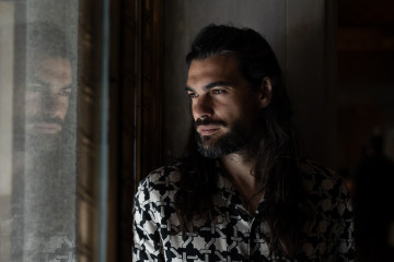 Archivo - El director y guionista Oliver Laxe, durante una entrevista para Europa Press con el cineasta Oliver Laxe y el actor Sergi López por la película 'Sirat', premiada en el Festival de Cannes,