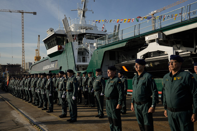 Agentes de la Guardia Civil durante la entrega del buque oceánico de la Guardia Civil 'Duque de Ahumada'.