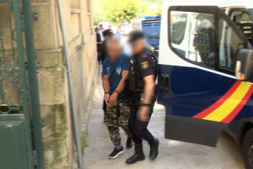 Uno de los detenidos en A Pobra entrando en el juzgado de Muros
