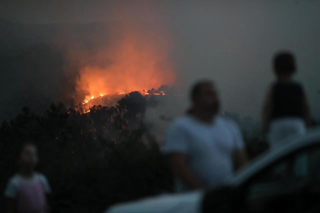 Varias personas tratan de extinguir el fuego en Lornís, a 18 de septiembre de 2025, en Pantón, Lugo, Galicia (España).