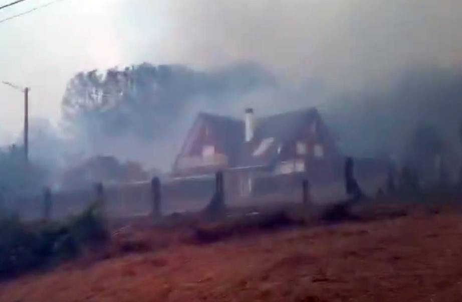 Casa amenazada por las llamas en el incendio de Pantón en una iamgen de Brif Laza