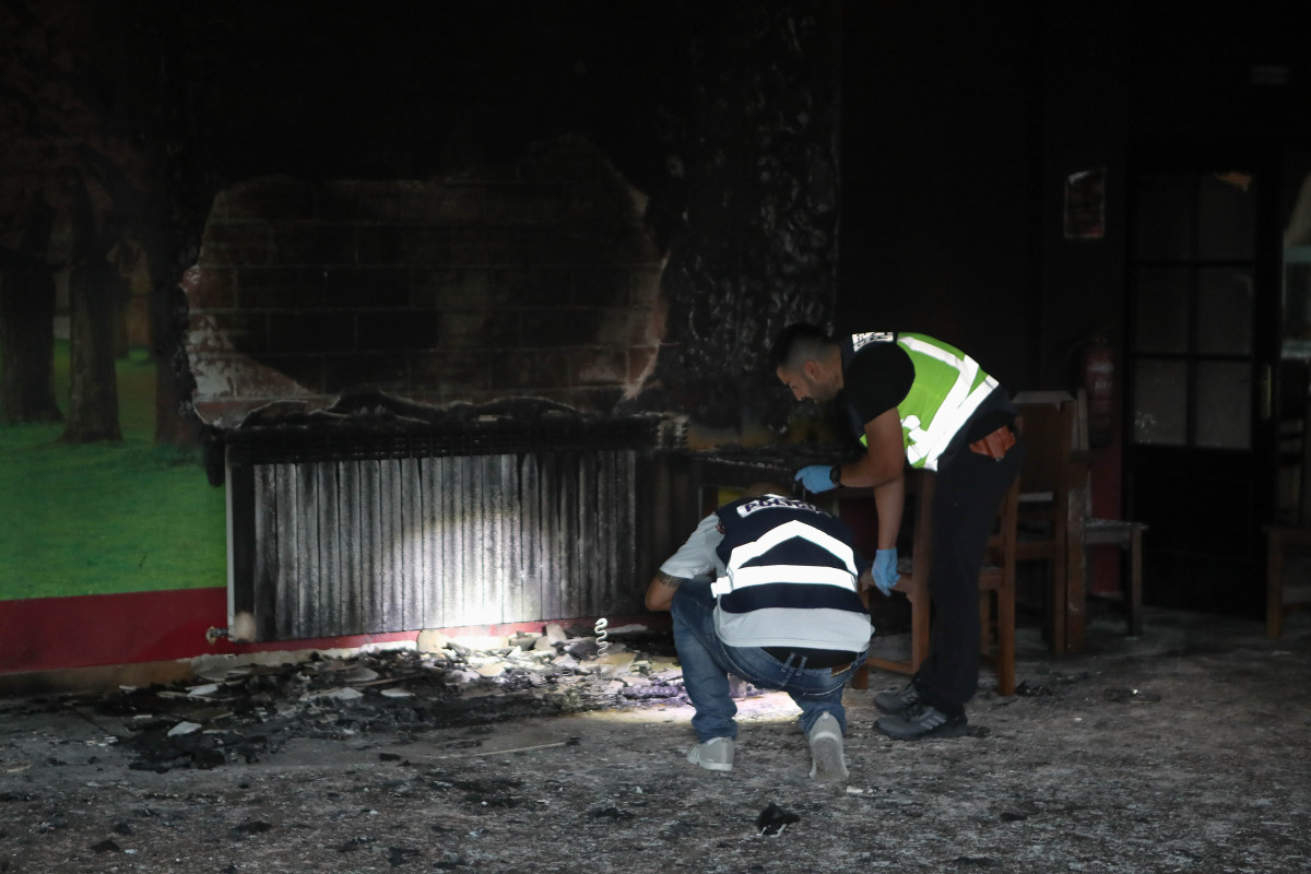 Agentes de la Policía Nacional trabajan en la investigación en el edificio que albergará el centro de la Xunta para menores migrantes, a 20 de septiembre de 2025, en Monforte de Lemos, Lugo, Galici