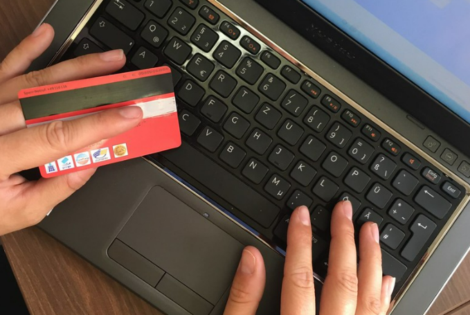 Comprando en internet con tarjeta desde un portátil