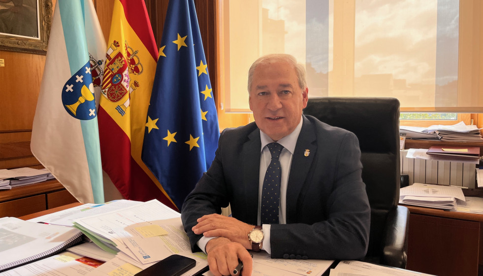 José Tomé no seu despacho de alcalde de Monforte