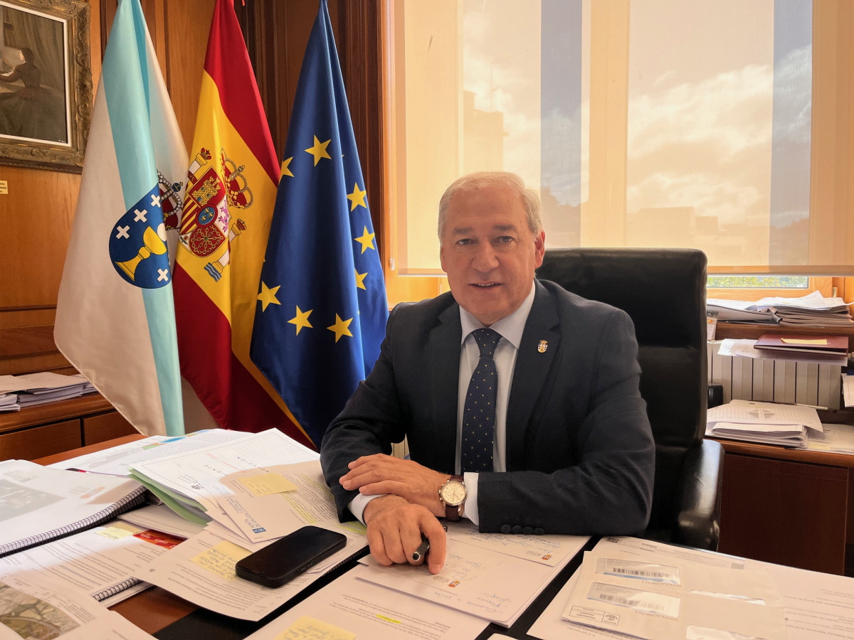 Josu00e9 Tomu00e9 no seu despacho de alcalde de Monforte