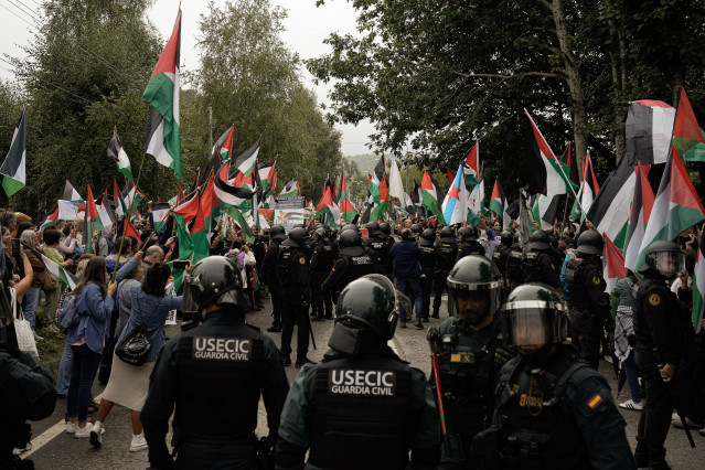 Decenas de personas durante una concentración contra la participación de Israel en la Vuelta Ciclista de España, en el Alto de San Cosme en Mos, a 9 de septiembre de 2025, en Pontevedra, Galicia (España).
