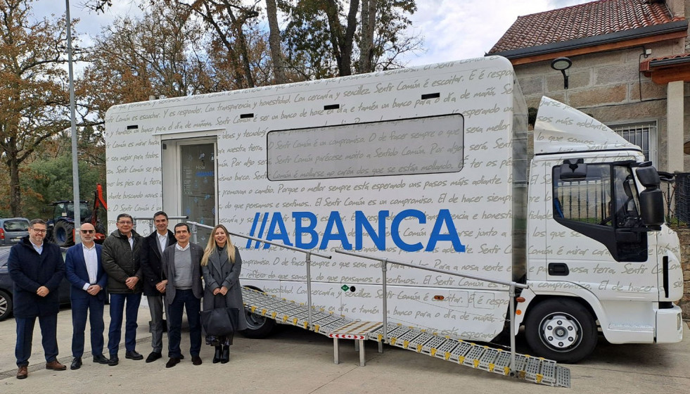 Oficina móvil de Abanca en una parada en Oímbra