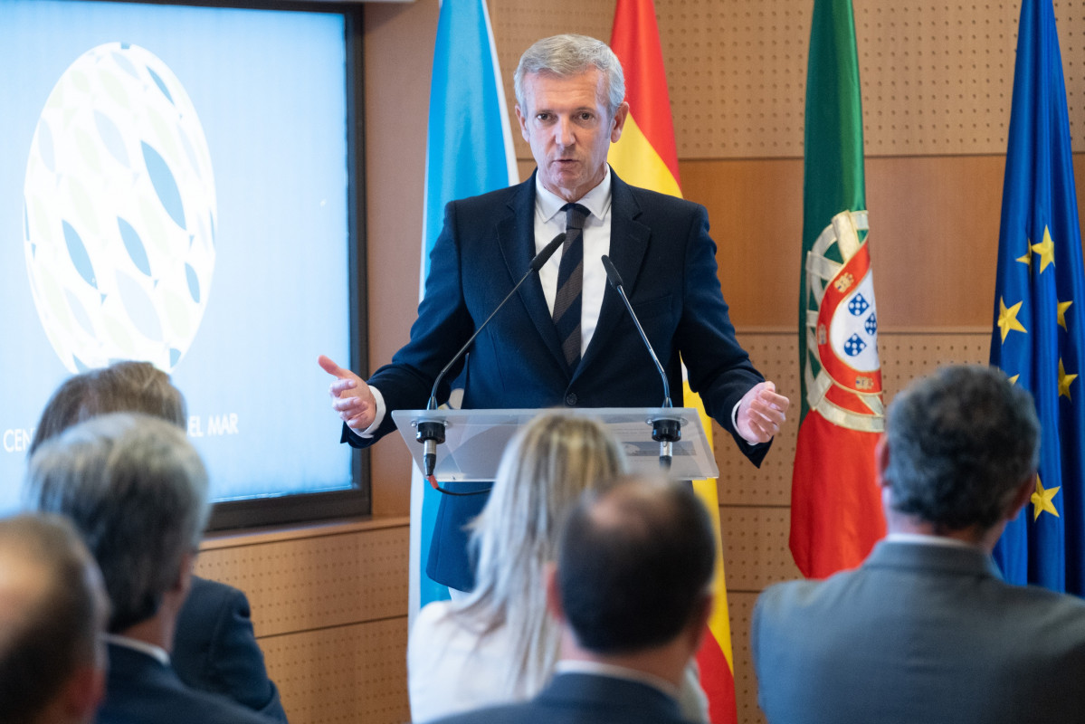 El presidente de la Xunta, Alfonso Rueda, en la clausura de la jornada 'Desafíos actuales en infraestructuras transfronterizas y desarrollo económico de la eurorregión Galicia-Norte de Portugal', c