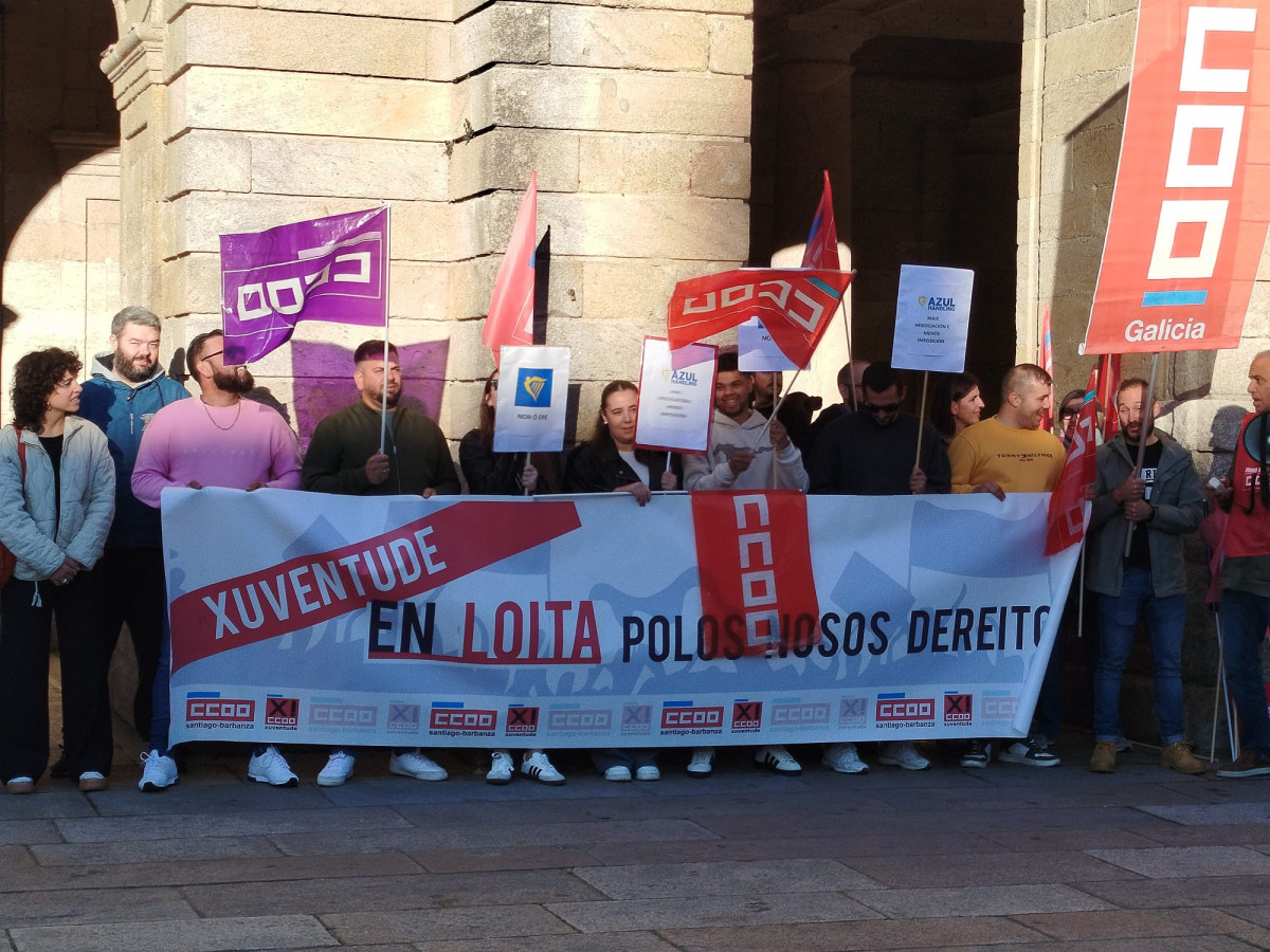 Manifestantes protestando contra el cierre de la base de Ryanair