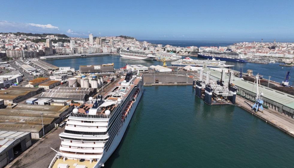 Archivo - Crucero en el puerto de A Coruña