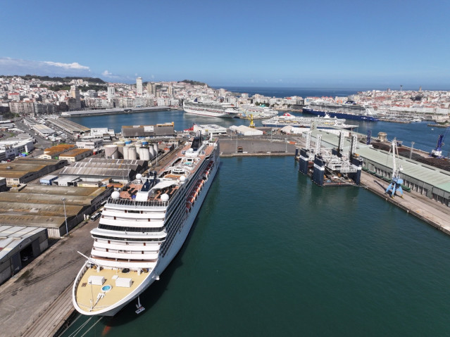 Archivo - Crucero en el puerto de A Coruña