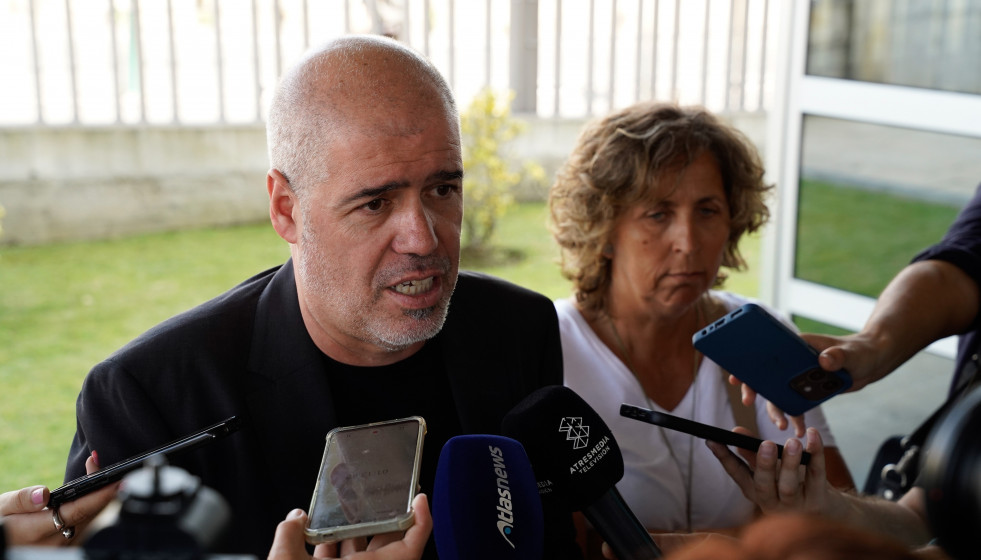 El secretario general de CCOO, Unai Sordo, llega a la capilla ardiente del sindicalista gallego Suso Díaz, a 9 de julio de 2025, en Ferrol, A Coruña, Galicia (España). El sindicalista ferrolano, pa