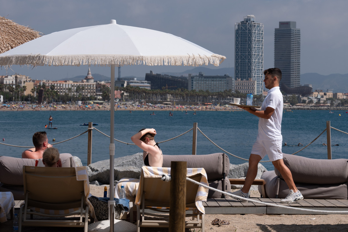 EuropaPress 6137028 turistas inmediaciones hotel agosto 2024 barcelona cataluna espana cataluna