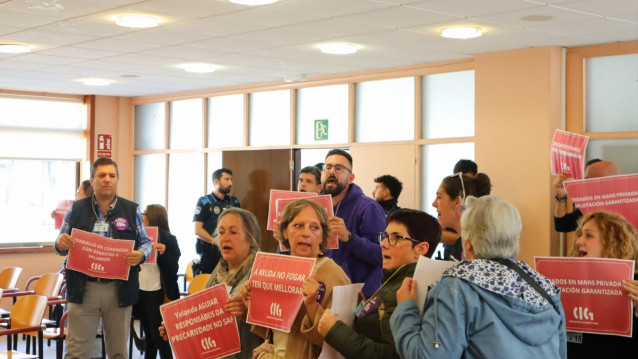 Protesta de trabajadoras del SAF en el Pleno de Vigo, a 29 de septiembre de 2025.