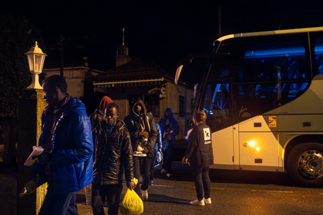 Archivo - Migrantes procedentes de Canarias a su llegada en autobús al hotel Baixamar, a 9 de noviembre de 2023, en Sanxenxo, Pontevedra
