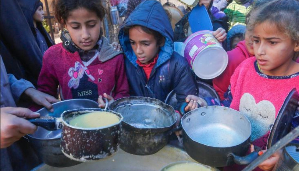 Niños de Gaza reciben comida en una imagen de la UNRWA