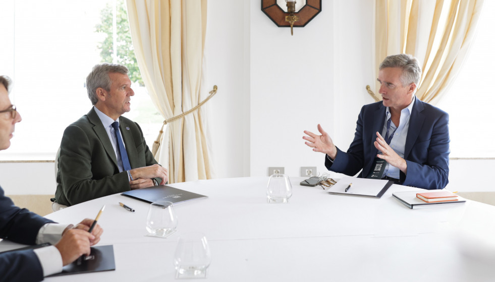 El presidente da Xunta, Alfonso Rueda, se reúne con el embajador del Reino Unido en España, Alex Ellis.