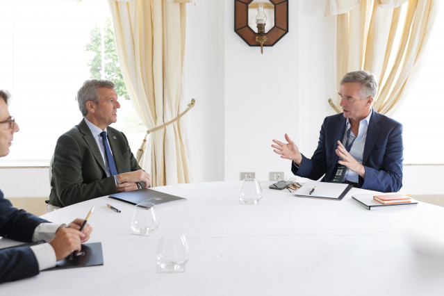 El presidente da Xunta, Alfonso Rueda, se reúne con el embajador del Reino Unido en España, Alex Ellis.