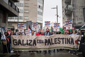 Manifestantes portan pancartas durante las protestas ante la presencia de Ehud Olmert, exprimer ministro de Israel  en el Foro La Toja, a 4 de octubre de 2025, en la Illa da Toxa, Pontevedra.