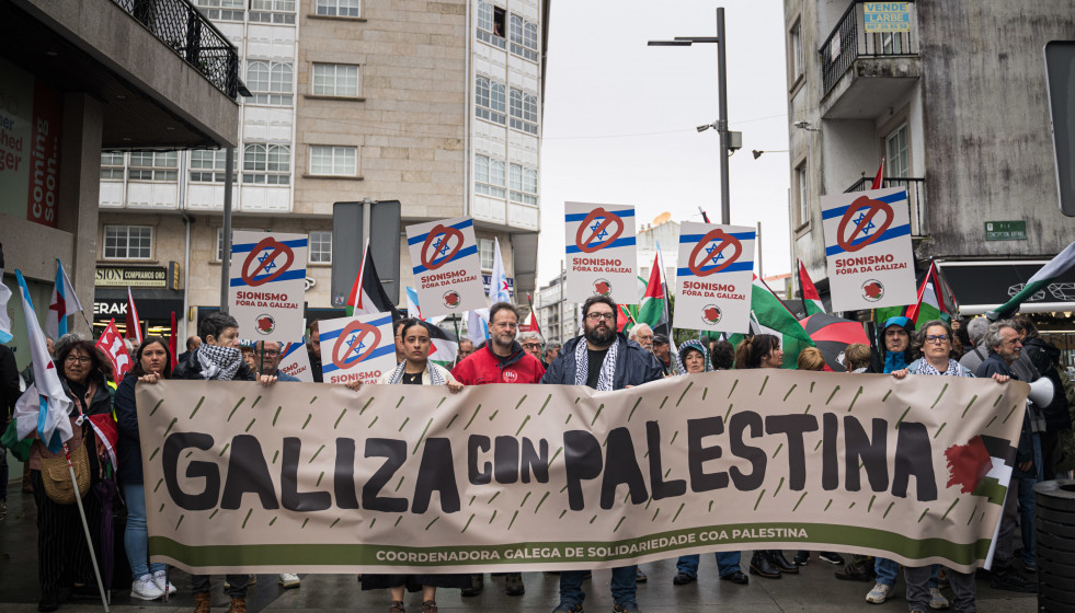 Manifestantes portan pancartas durante las protestas ante la presencia de Ehud Olmert, exprimer ministro de Israel  en el Foro La Toja, a 4 de octubre de 2025, en la Illa da Toxa, Pontevedra.