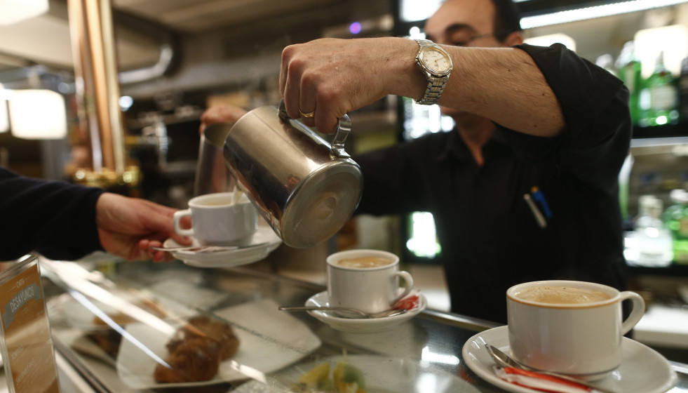 Archivo - trabajador, trabajando, camarero, bar, autónomo, consumo, cafetería, café, precios, IPC, empleo, paro, parados, hostelería, desayuno