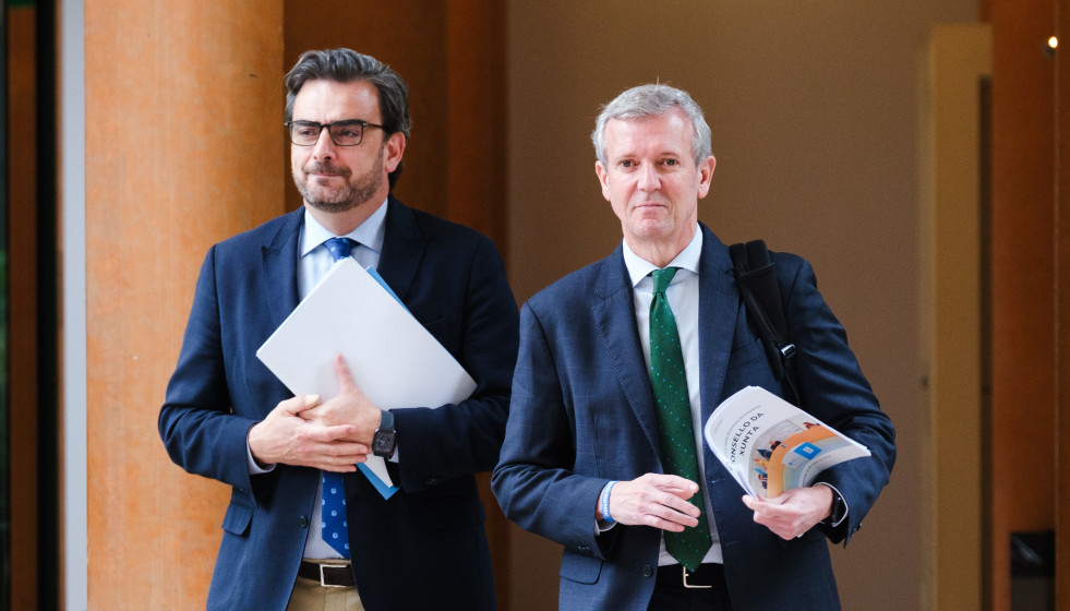 Archivo - Diego Calvo, conselleiro de Presidencia, junto con el presidente de la Xunta, Alfonso Rueda, antes de la rueda de prensa del Consello.
