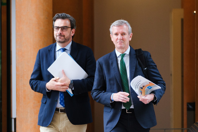 Archivo - Diego Calvo, conselleiro de Presidencia, junto con el presidente de la Xunta, Alfonso Rueda, antes de la rueda de prensa del Consello.