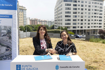 La alcaldesa de A Coruña, Inés Rey, y la conselleira de Vivenda e Planificación de Infraestruturas, María Martínez Allegue, firman un convenio para la cesión de suelo y la construcción de vivie