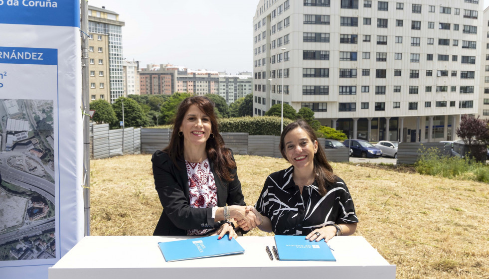 La alcaldesa de A Coruña, Inés Rey, y la conselleira de Vivenda e Planificación de Infraestruturas, María Martínez Allegue, firman un convenio para la cesión de suelo y la construcción de vivie