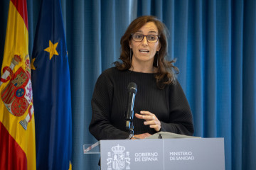 La ministra de Sanidad, Mónica García, ofrece declaraciones a la prensa tras la reunión extraordinaria del pleno del Consejo Interterritorial del Sistema Nacional de Salud (CISNS), a 8 de octubre d